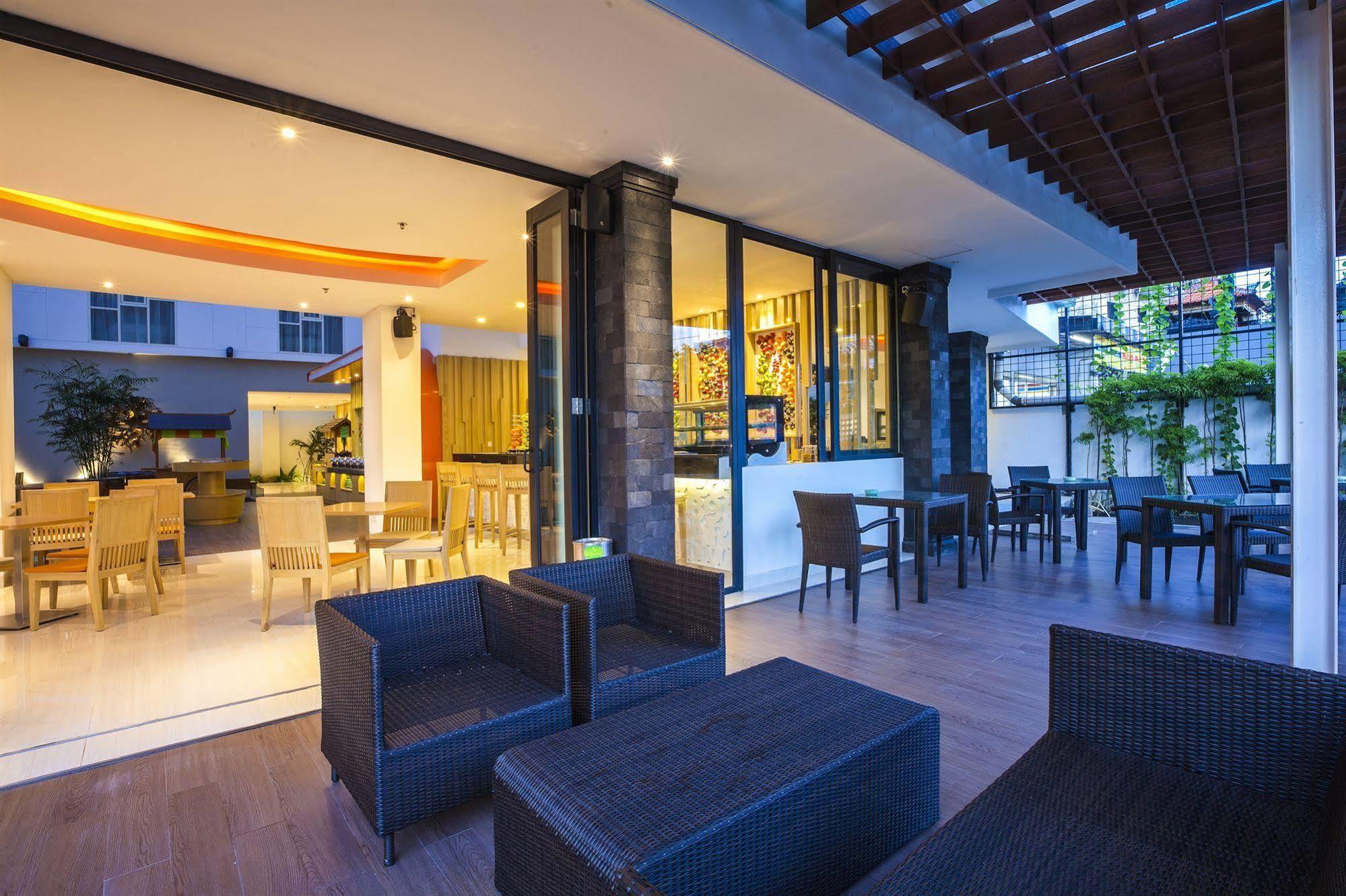 Harris Hotel Raya Kuta Lombok Eksteriør bilde